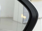 ブラインドスポットモニター装備。隣車線を走る車両を検知。ドアミラーでは確認しにくい後、側方エリアに存在する車両や急接近してくる車両も検知しドアミラーに搭載されたLEDインジケーターが点灯します。