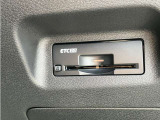 ETC車載器付きです♪高速道路をスイスイと通過!で、キャシュレス!クルマは料金所をノンストップで通過することができます☆