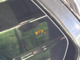 ブラインドスポットモニター 左右斜め後ろを平行して走る車を認識し、車線変更の際に危険を察知するとドライバーへ警告を促します。夜・雨・トンネル内など走行時の環境が悪い時ほど便りになる安全装置です。