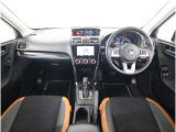 ■視界良好で運転しやすいコックピットです。シンプルで操作性の良いインパネ回りにデザインされ、SUBARUは安全性能に徹底的にまでこだわった視界設計を行っています。