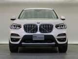 【キドニーグリル】BMWの代名詞。一目見ただけでBMWであると認識できる確固たるアイコンとして存在感を放ちます。