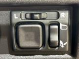 【電動格納ミラー】サイドミラーは電動格納式となっており、狭い駐車場でもキズがつくリスクを抑えられます。
