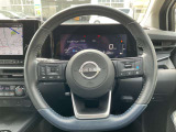 【プロパイロット】高速道路走行時にアクセル・ブレーキ・ステアリングを車両が制御する事で、渋滞時のイライラやロングドライブのストレス軽減に繋がります。運転支援システムとしてご利用頂けます。