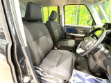 運転席まわりには十分なスペースがあり、大柄な方でもゆったり運転していただける環境です。