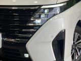 【LEDヘッドライト】悪天候や夜間走行時も良好な視界を確保し安心して運転できる高輝度LEDヘッドライトを装備!点灯速度が早く、消費電力も抑えられています。