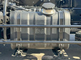 燃料タンクは100Lです。