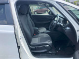 ゆったり、しっかりと座れるシートに運転席は高さ調節可能なハイトアジャスター付き!シート位置の前後と高さ、レバーの上下左右の調節で自分にあったポジションを見つけることができます!