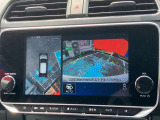 アラウンドビューモニター装備。前後左右4つのカメラから解析した、まるで上から車を見たような画像が映し出され、車の死角や駐車場の線も確認ができるようになります。日産の先進装備の1つです。