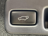 【パワーバックドア】スマートキーや運転席のボタンを押すだけでリアゲートが自動で開閉します!荷物を持っている時や、高い位置にあるバックドアを閉める際に便利な機能です♪