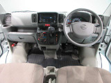 使いやすく安全な操作性と良好な視界を実現した運転席
