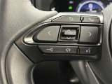 運転中、オーディオの操作をしてて、ハッとしたことはありませんか?ステアリングスイッチは、運転中でもハンドルでオーディオの操作が可能です。安全なドライブをサポートします。