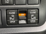 【両側スライドドア】駐車場で隣の車との間隔が狭く乗りにくい時、スライドドアなら安心!ドアオープン時も幅を取らず、開口部が広いので乗り降りがとっても簡単です。大きな荷物の出し入れも後席から可能♪