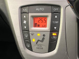 【オートエアコン】一度お好みの温度に設定すれば、車内の温度を検知し風量や温度を自動で調整。暑い&hellip;寒い&hellip;と何度もスイッチ操作をする必要はありません。快適な車内空間には必須の機能ですね♪