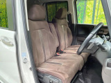 運転席まわりには十分なスペースがあり、大柄な方でもゆったり運転していただける環境です。