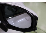BSM搭載。バック出庫の際に左右から接近する車両を検知警告するRCTA。RCDも搭載。さらに、ドアを開ける際に後方からの接近車両との衝突の可能性がある場合警告するSEAも搭載しています。