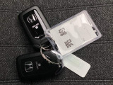 家族やパートナーと個別に持てるため、貸し借りの手間がなくスムーズに乗車できます。また、メインキーを自宅に置いたまま、もう一方をサブとして常に鞄に入れておけるため、持ち出し忘れを防げる点も便利です。