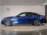 【拘りのFR】BMWが多く採用するFR車。ダイレクトでスポーティな加速感・シャープなハンドリングを実現。縦置きエンジンレイアウトにより、フラットで上質な乗り味です。