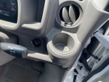 運転席側のドリンクホルダー。助手席にも、同様にドリンクホルダーが、ございます。