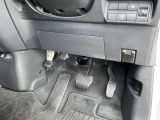 駐車ブレーキは足踏み式です