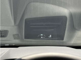 車速、走行支援システム、ナビのルートガイドなどがフロントガラスに投影される、ヘッドアップディスプレイが付いています☆