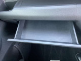 ダッシュボード助手席側上部にインストアッパーボックスがあり、収納に便利です。