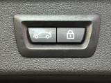 ●電動リアゲート:ワンタッチでリアゲートの開閉ができ、荷物などで両手が塞がっている状態でも簡単に開閉ができる便利機能です。