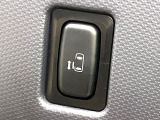 【パワースライドドア】スマートキーや運転席のスイッチでスライドドアの開閉が可能♪電動だから力を入れてドアを開ける必要が無く、小さいお子様でも、重い荷物を持っている時もラクに開け閉めできます♪