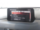 こちらのお車には先進安全装備が多数搭載されています。衝突被害を回避あるいは軽減するためのブレーキや、後方死角からの接近警報、車線逸脱を防止する警報装置など、詳しくはスタッフまでお尋ねください。