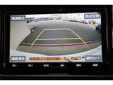 後方の死角を軽減し、狭い場所での切替しや駐車もしやすくなるバックモニターを装備しています。