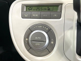 【オートエアコン】一度お好みの温度に設定すれば、車内の温度を検知し風量や温度を自動で調整。暑い&hellip;寒い&hellip;と何度もスイッチ操作をする必要はありません。快適な車内空間には必須の機能ですね♪