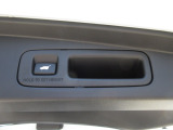 スイッチひとつでバックドアを自動開閉。荷物の積み下ろしを快適にサポートします。