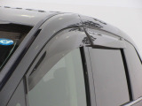 車内の空気の入れ替えだけでなく、雨天時の雨の入り込みや紫外線防止にも役立つドアバイザー装着済みです。