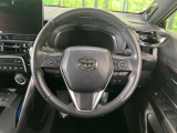インテリアに合わせたデザインのステアリングは、運転される方のことも考え、運転しやすい形状、大きさです。是非一度、実際に触ってお確かめください。