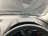 運転視界の遠方上方に虚像を投影することで前を見ながら情報の視認ができます。本当にドライバーが必要な情報を適切に伝え、楽しんで頂くことを考えた新世代装備です。