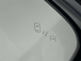 ブラインドスポットモニター(BSM)を装備しています。隣を走る車両が死角に入るとミラー内LEDインジケーターが点灯。さらに、ウィンカーを出すとインジケーターが光って点滅して注意を促してくれます。