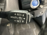 アクセルから足を離しても設定したスピードを保ち走行し、高速道路での疲労軽減に役立つクルーズコントロール付きです!