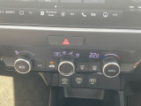 【フルオートエアコン】暑い季節に車内を冷やすだけでなく、除湿機能によりガラスのくもり防止にもなります!温度を設定すればあとはエアコンにお任せです