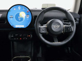 運転に必要な情報はヘッドアップディスプレイ、中央ディスプレイからタッチパネルで操作します。