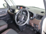 落ち着いた色合いで統一された室内。居心地の良い運転席がロングドライブをサポート。