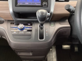 【eコンスイッチ】低燃費運転をサポートするECONモード。スイッチをONすると、エンジンやトランスミッション、A/Cなどを協調制御し、燃費の向上に貢献。エコドライブの効果を高めます。