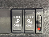 【両側パワースライドドア】スマートキーや運転席のスイッチで後席両側スライドドアの開閉が可能♪電動だから力を入れてドアを開ける必要が無く、小さなお子様でも簡単に開け閉めでき快適です♪