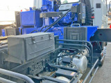 運転席側に工具箱が付いています。