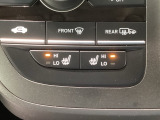 運転席と助手席にシートヒーターが付いています☆寒い時期に腰周りを温めてくれるので体全体が温まりやすいのは勿論、暖房と違い顔に風が当たらないので、乾燥肌やドライアイの方でも大丈夫☆