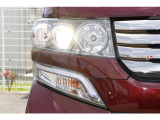 HIDヘッドライトで夜間の視認性も高く、更にオートライト搭載で、車外の明るさを感知し自動でライトを点消灯します。
