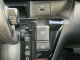 電動パーキングブレーキ、オートホールド機能が搭載されており運転をサポートしてくれます