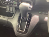 インパネシフトを採用しているので、前席の足元も広々としています。運転席と助手席の行き来もスムーズです!