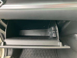 保険証券や車検証などの車の必需品を収納できます!また、サングラスやCD、DVDなどの便利な小物も収納可能です。