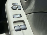 運転席・助手席パワーウィンドウとなっています。運転席はオートになっているのでワンタッチ開閉することが出来ます。