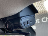 日産オリジナルドライブレコーダー(フロント+室内)搭載しております。車室内カメラで車内および車側面を撮影。走行中の幅寄せ対策や後方撮影にも対応しております。