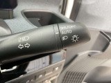 オートライトとは、自動車に装着された自動点灯式ライトのことです。周囲が暗くなるとライトが自動で点灯し、明るくなると自動で消灯する機能を持っています。